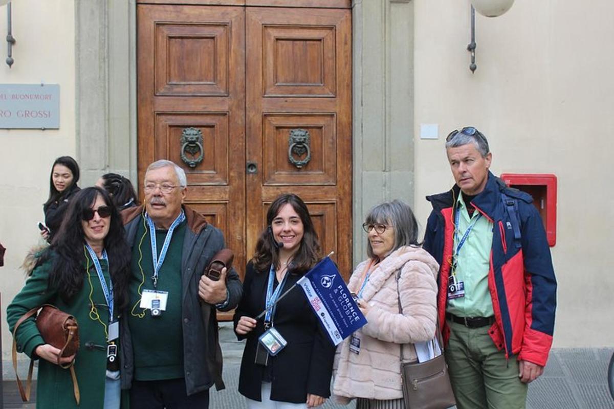 un gruppo di persone in piedi davanti a una porta di legno