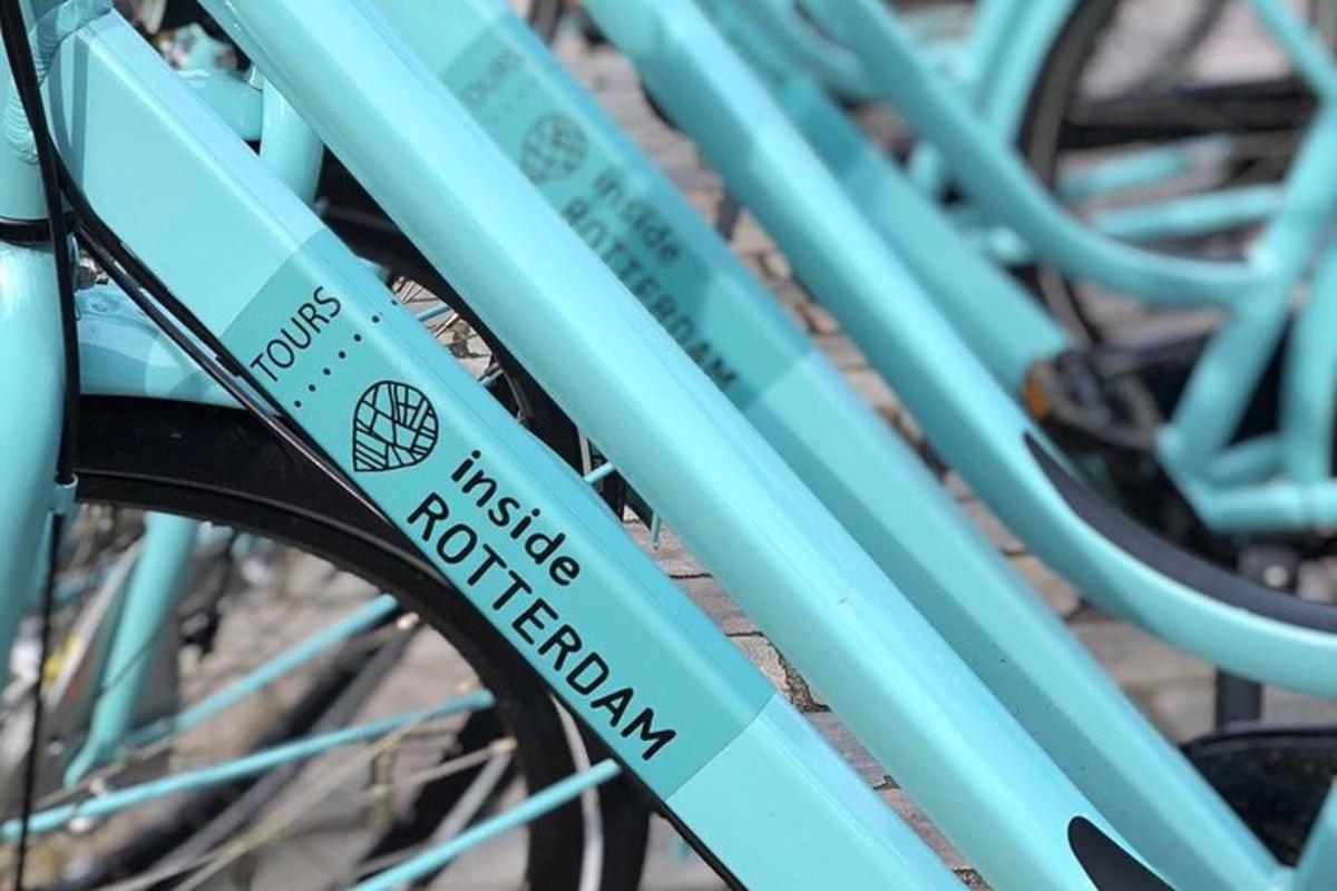 een groep blauwe fietsen geparkeerd naast elkaar