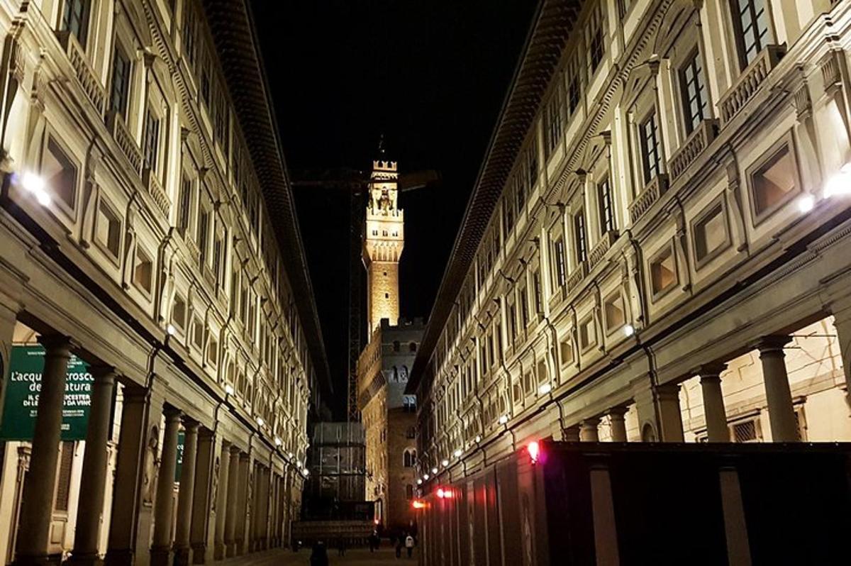 una vista di una torre dell'orologio di notte