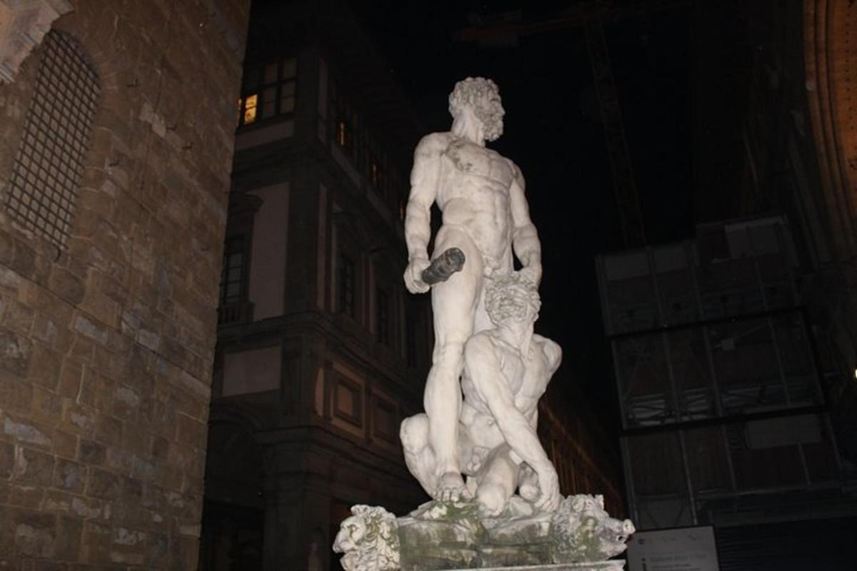 una statua di un uomo in piedi accanto a un ragazzo