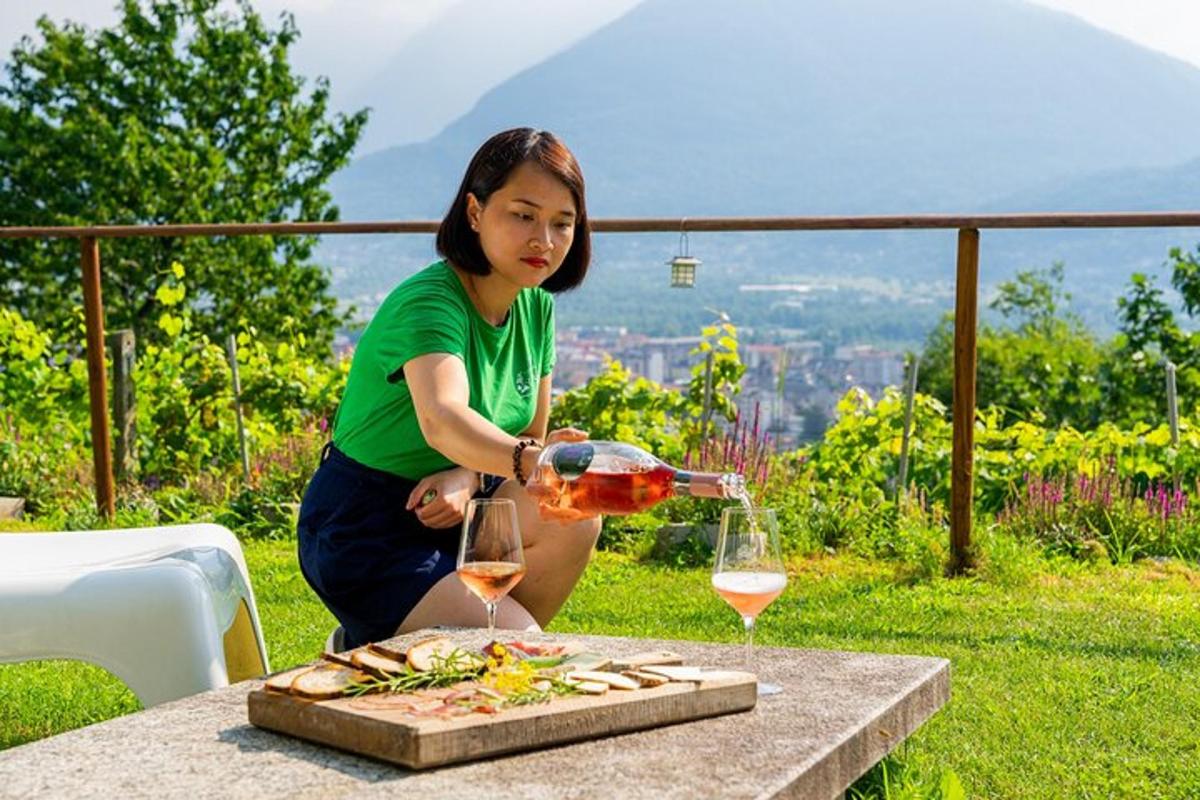 Una mujer sirviendo una copa de vino en una mesa.