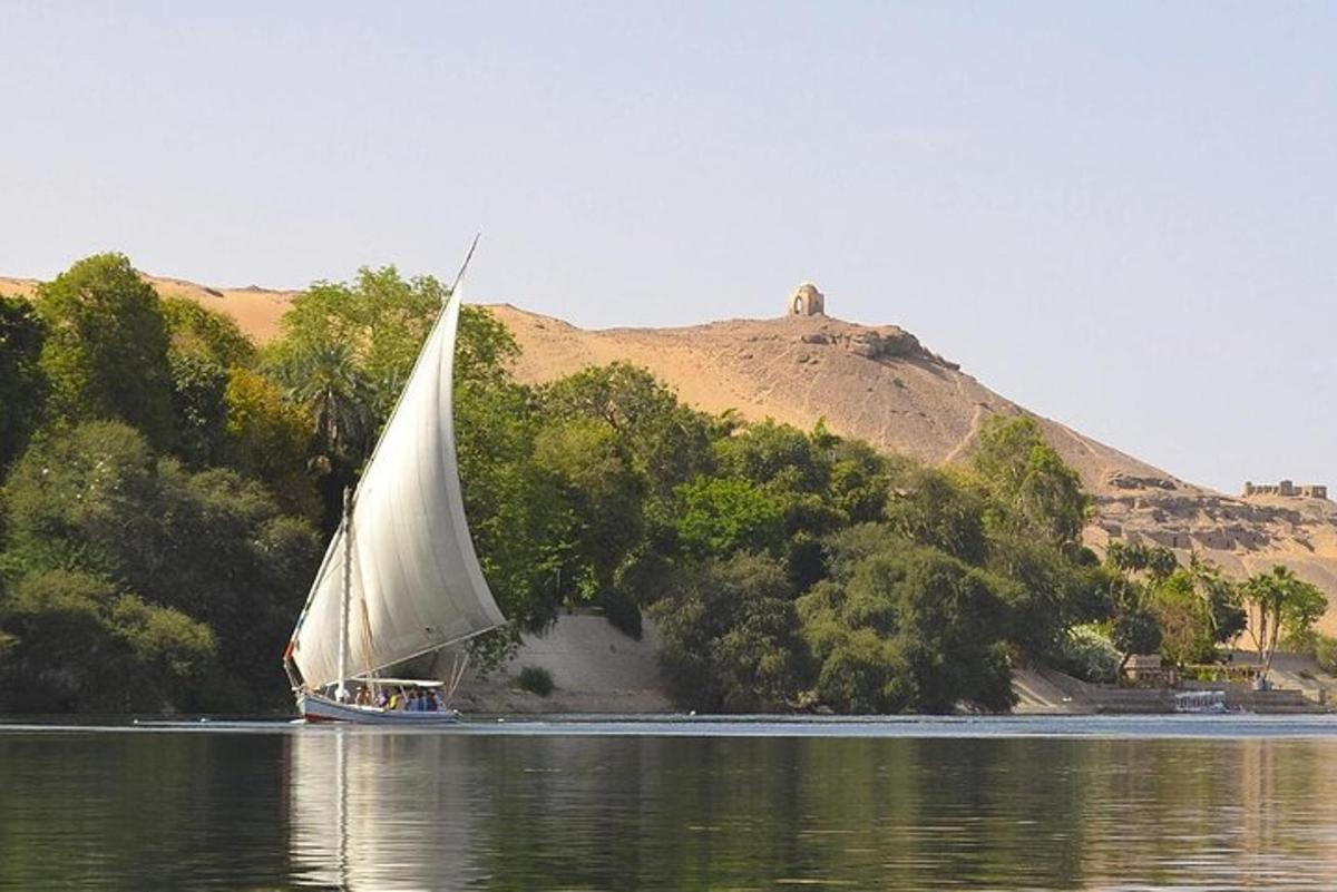 laivas su didele balta bure vandenyje