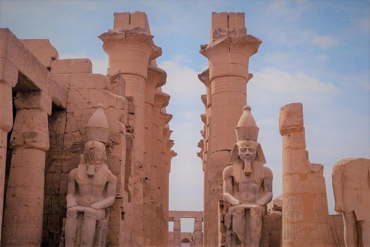 Dos estatuas paradas frente a un edificio