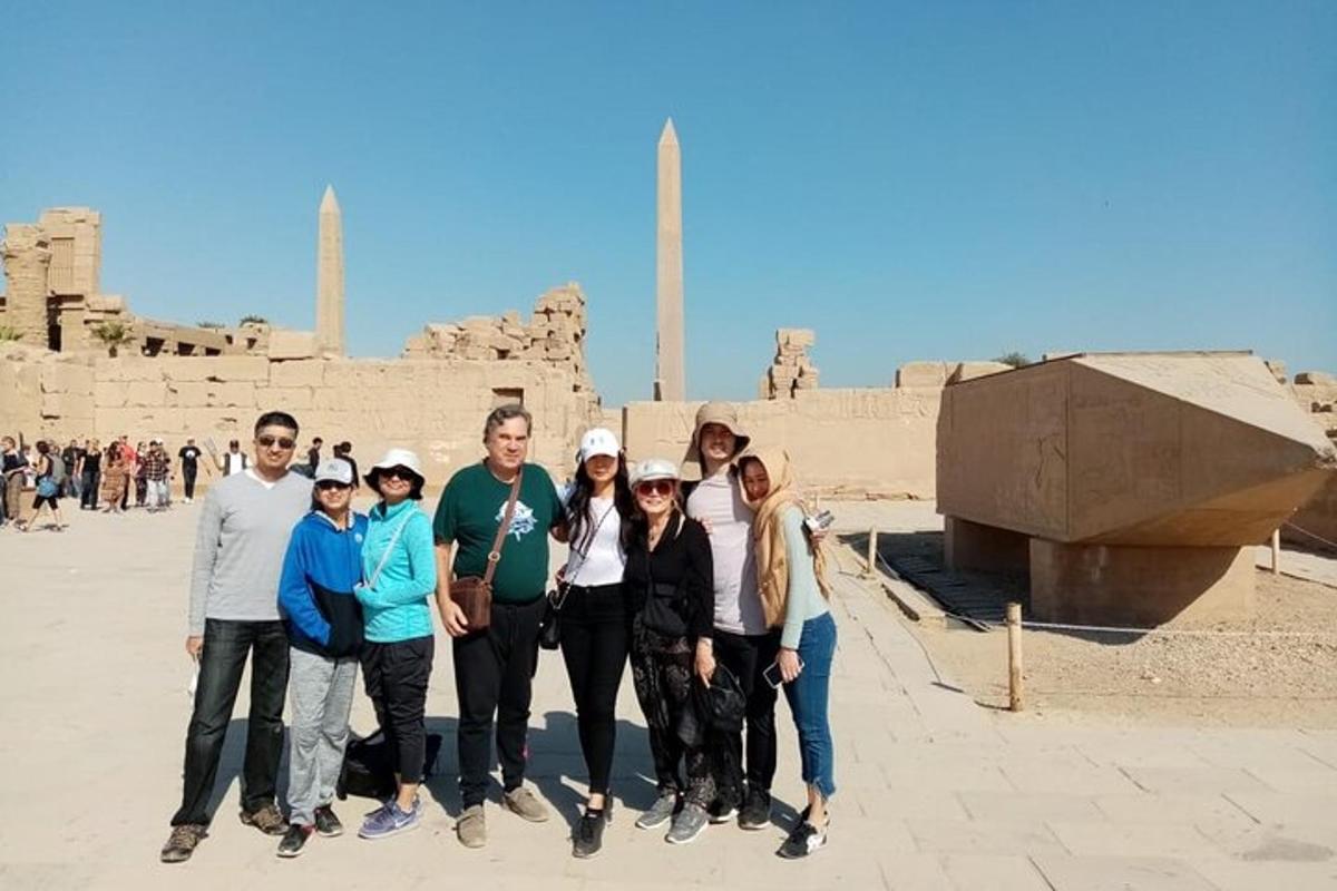 Un grupo de personas de pie frente a la acrópolis.