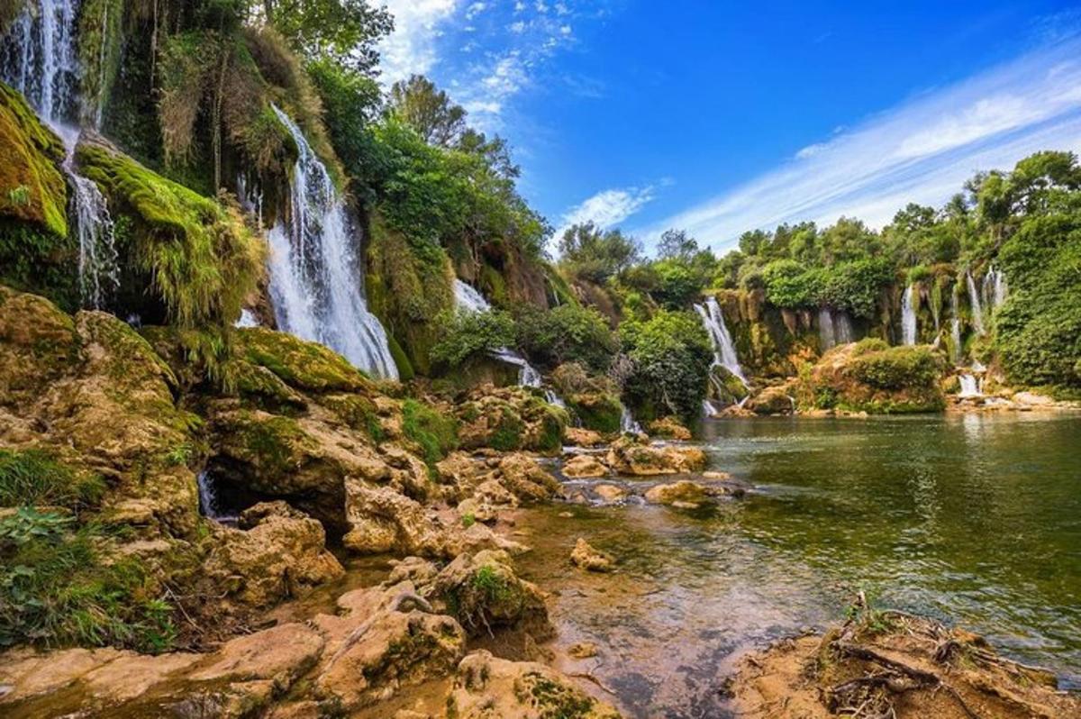 sekumpulan air terjun di sungai dengan pokok
