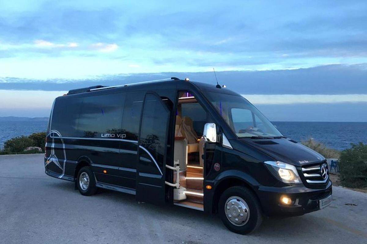 una camioneta negra estacionada al costado de una carretera