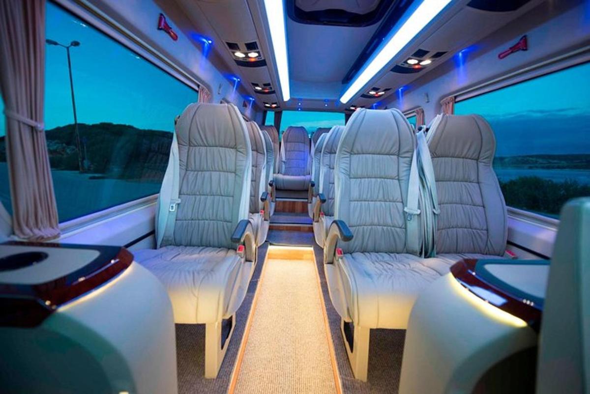 Un vagón de tren con asientos blancos y una vista