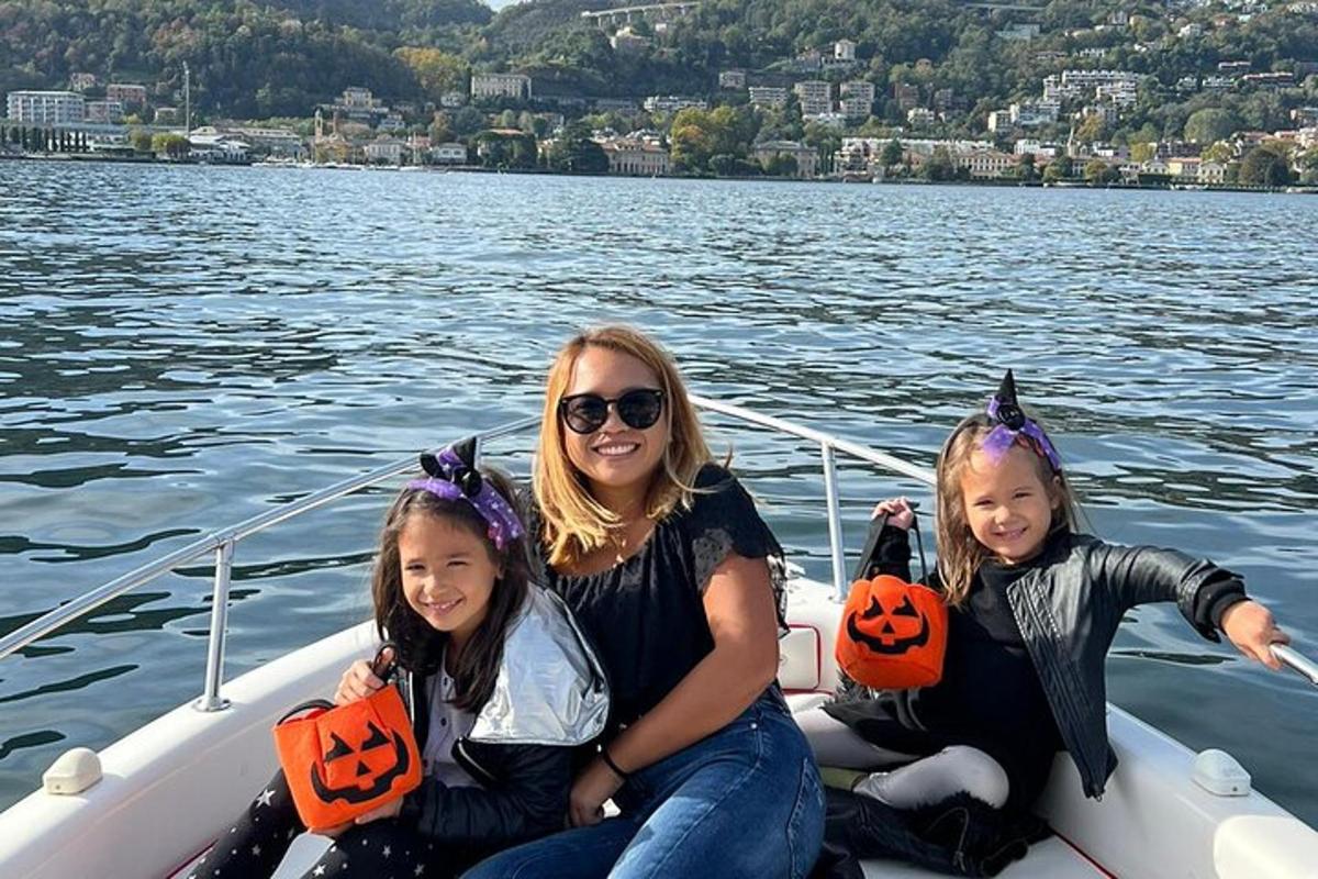 uma mulher e duas meninas sentadas em um barco na água