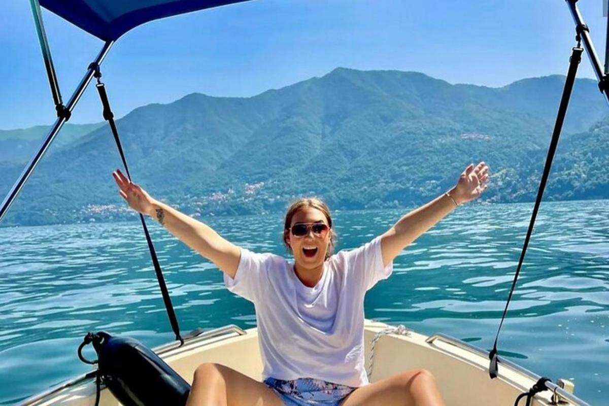 una donna seduta su una barca sull'acqua