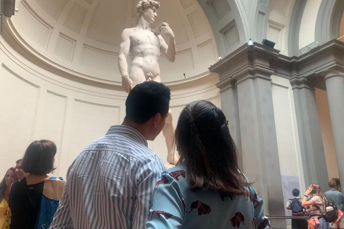 grupp inimesi vaatab muuseumis kuju