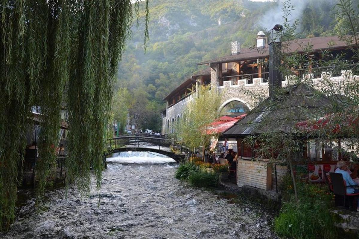 most čez reko poleg stavbe