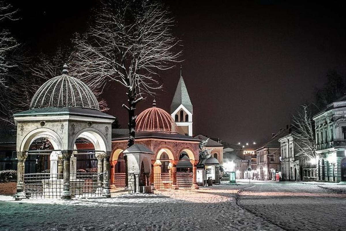 stavba s kupolo na vrhu ponoči