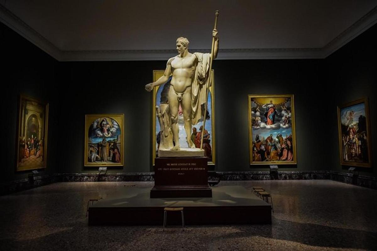 uma estátua em um museu com pinturas na parede