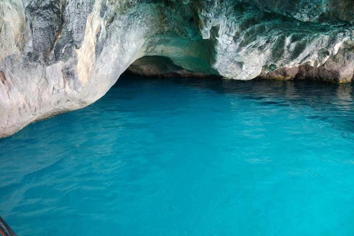 una grande grotta con acqua blu al suo interno