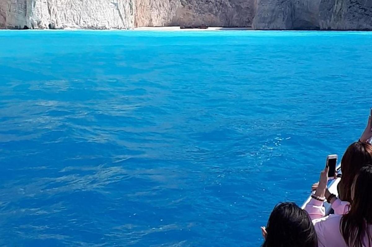 un gruppo di persone che scatta foto dell'acqua