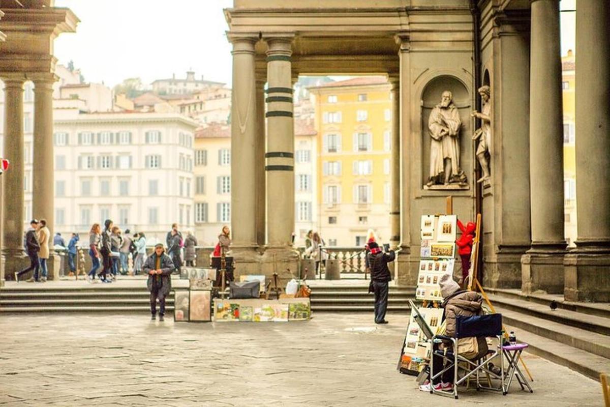 un grup de persones dempeus al voltant d'un edifici amb una estàtua