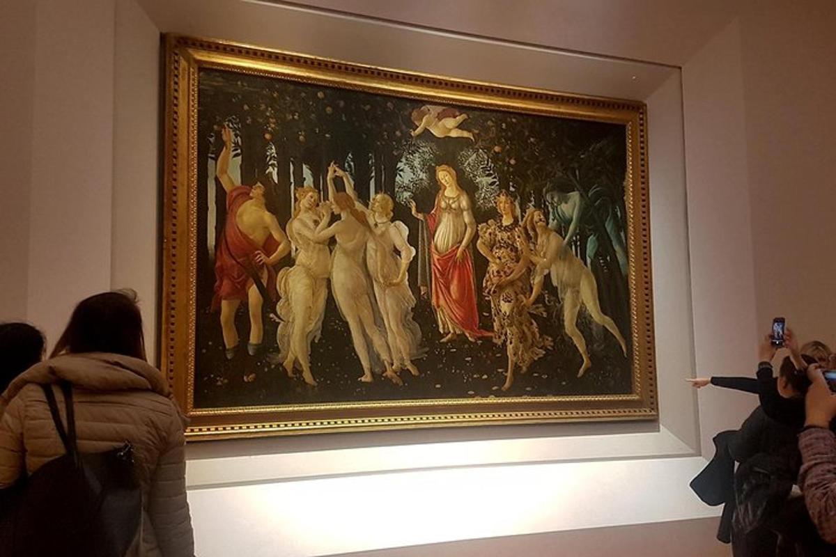 ľudia fotografujúci obraz v múzeu