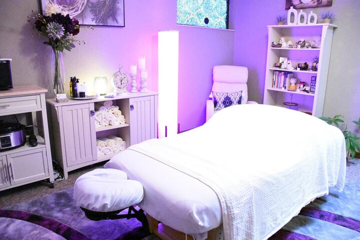 một phòng ngủ có giường màu trắng và tường màu tím