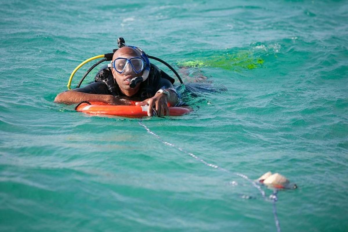een man in het water op een vlot in het water