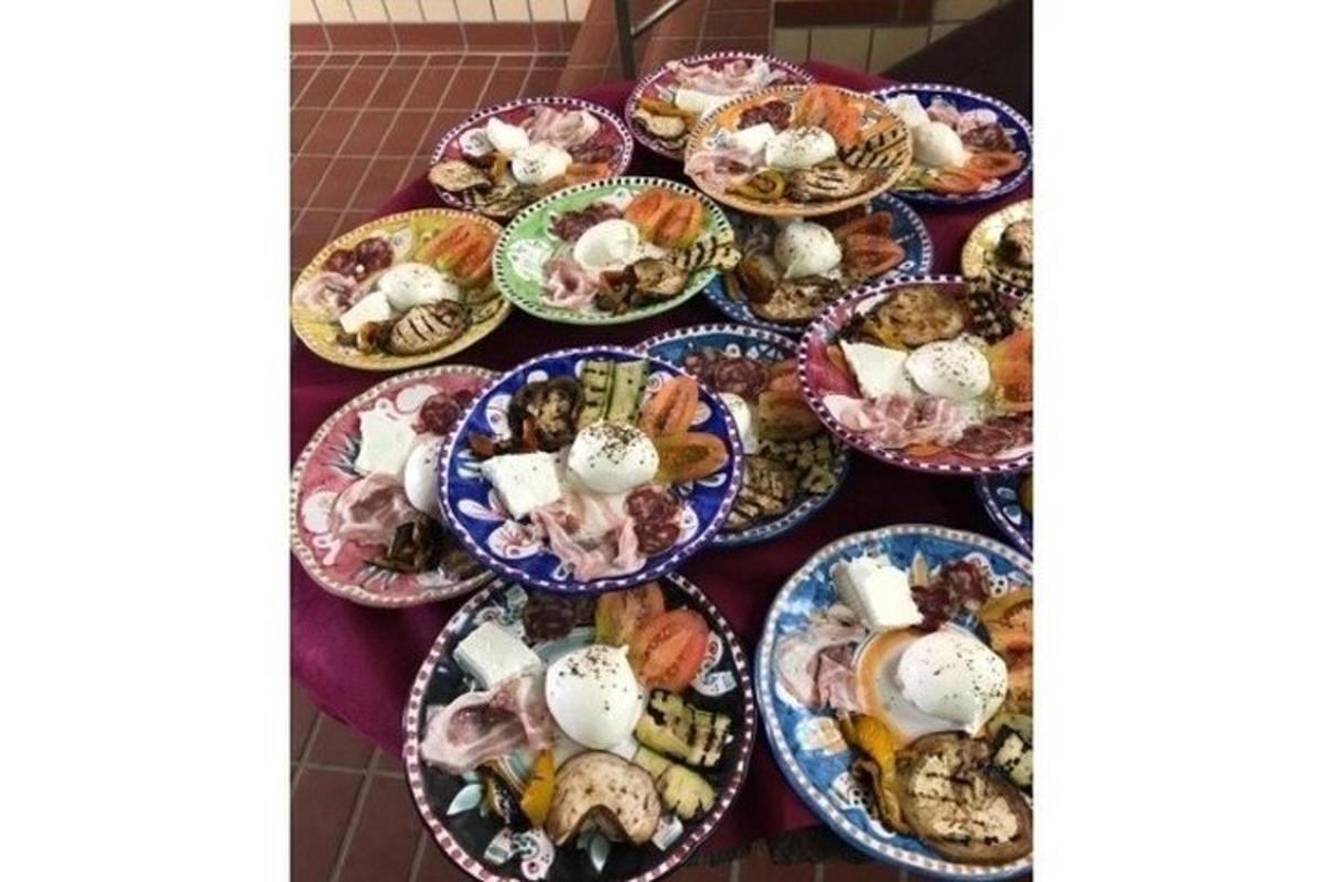 egy asztal, rajta sok tányér étellel