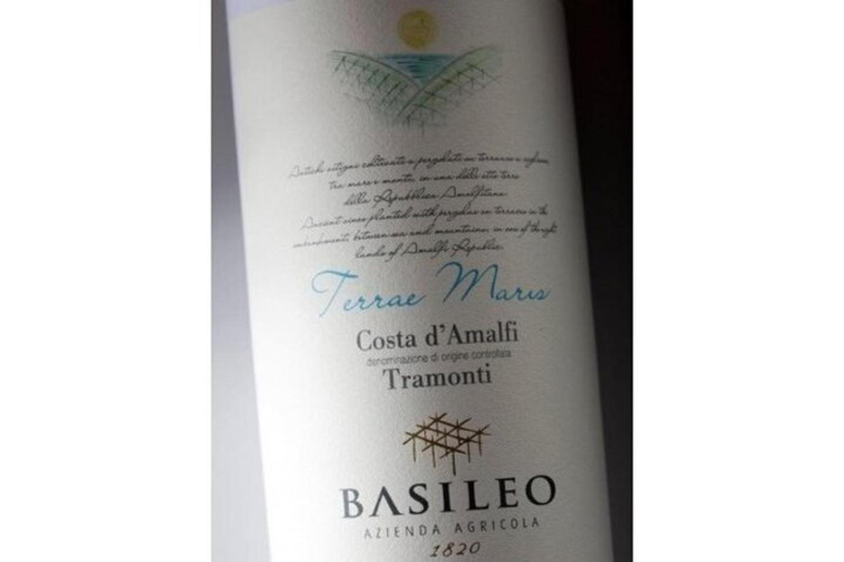 una ampolla de vi basilico amb etiqueta