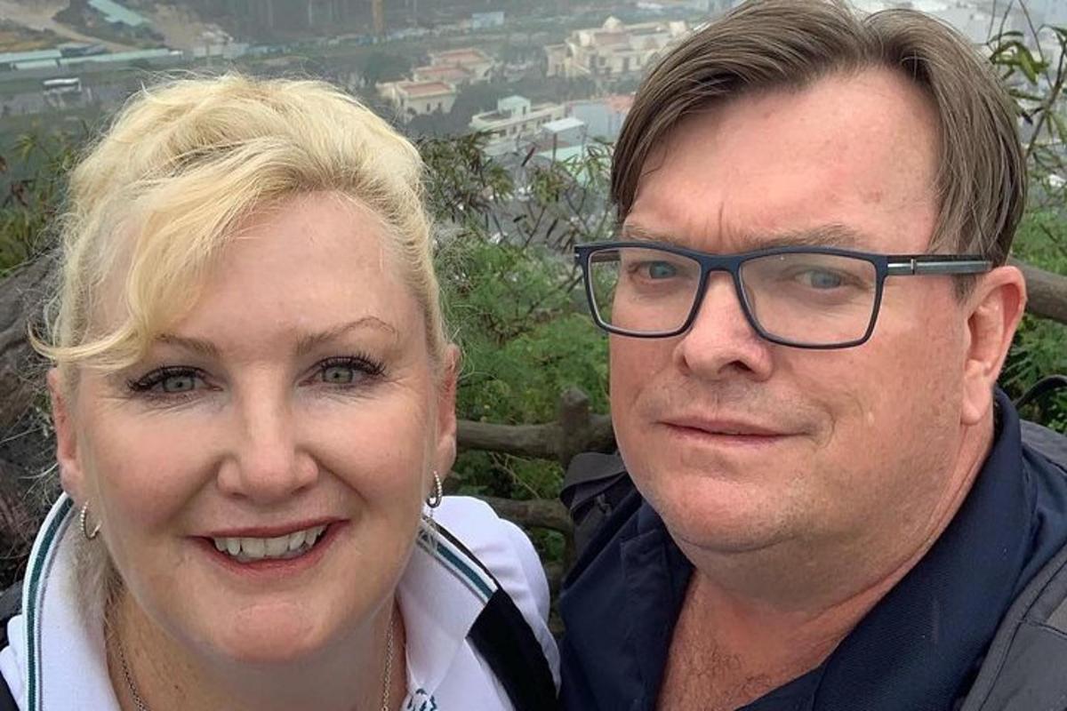 mies ja nainen poseeraavat kuvaa varten
