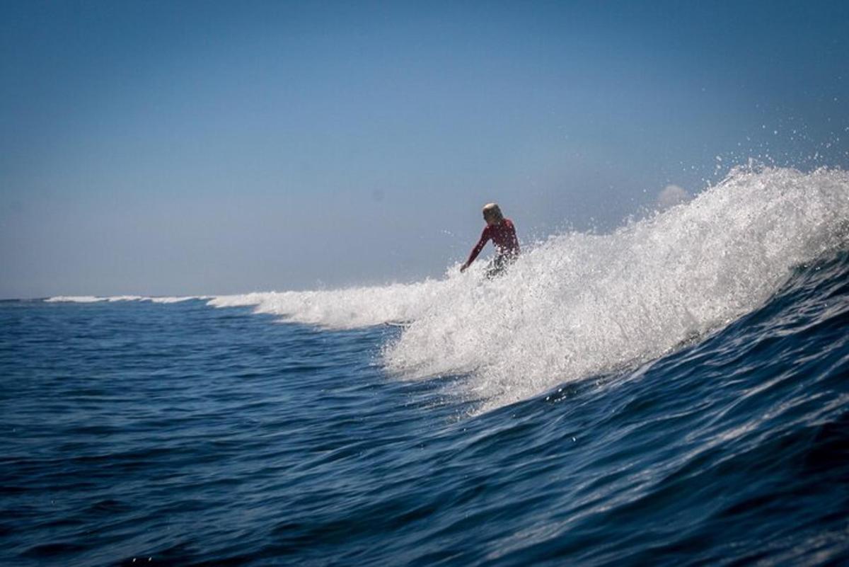 un uomo che cavalca un'onda su una tavola da surf nell'oceano