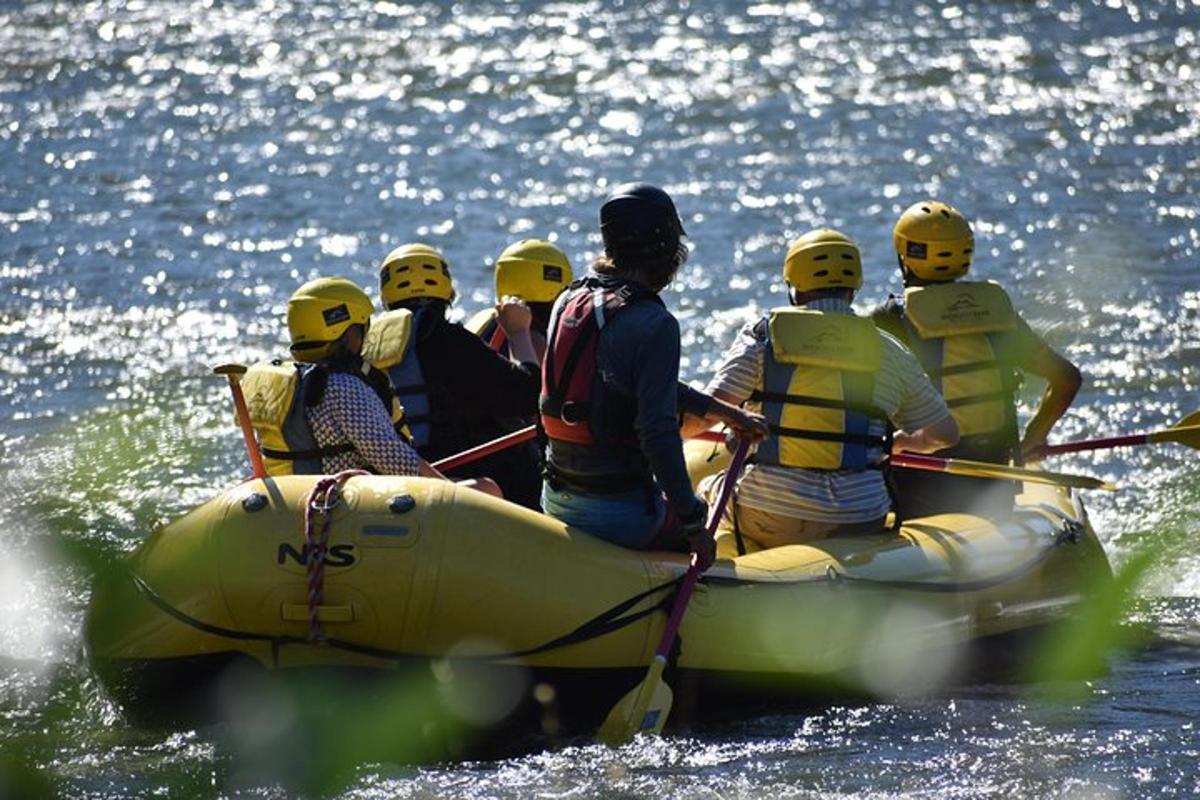 eine Gruppe von Menschen in einem Floß im Wasser