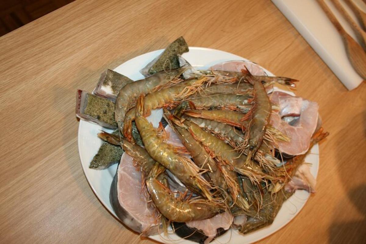 テーブルの上にロブスターと肉が載った料理の皿