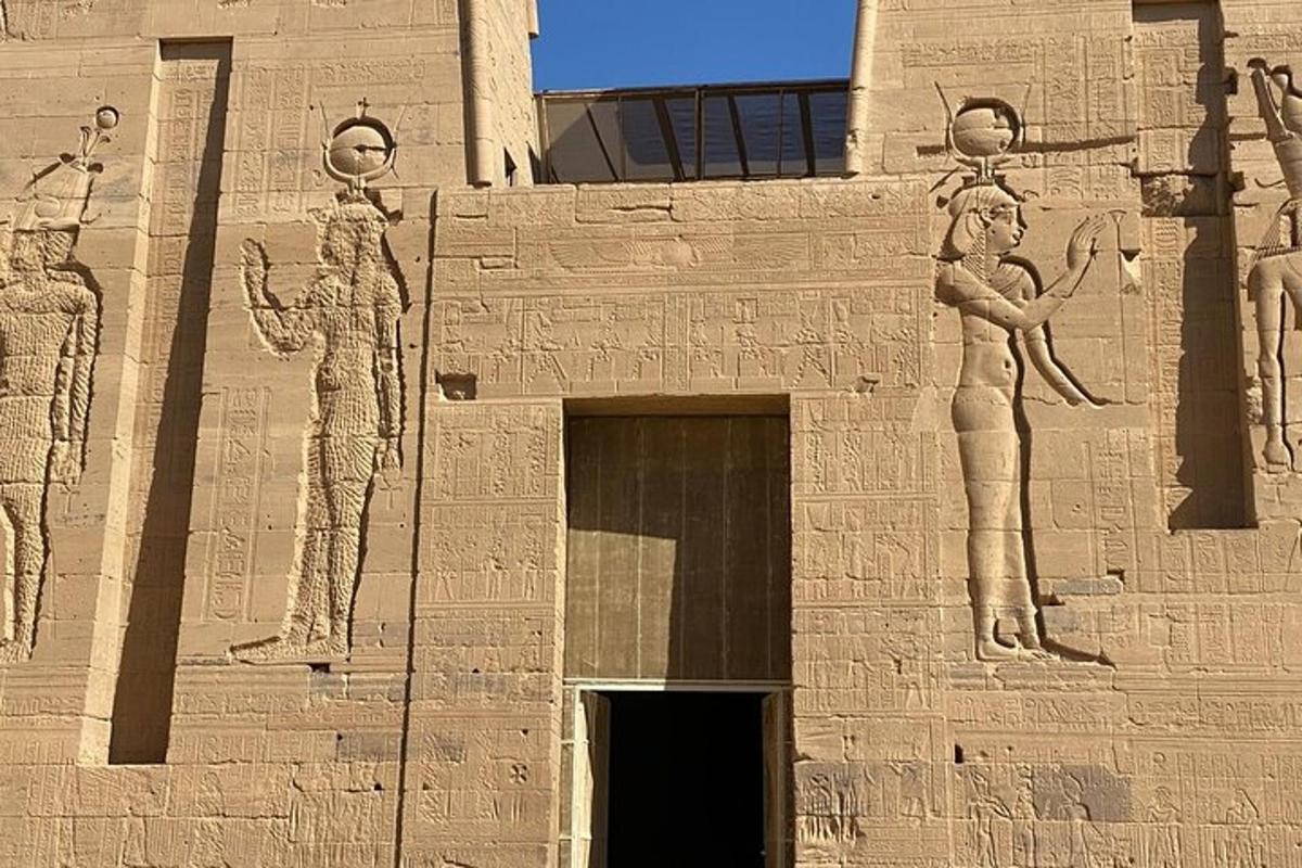 側面に男性の彫像がある建物