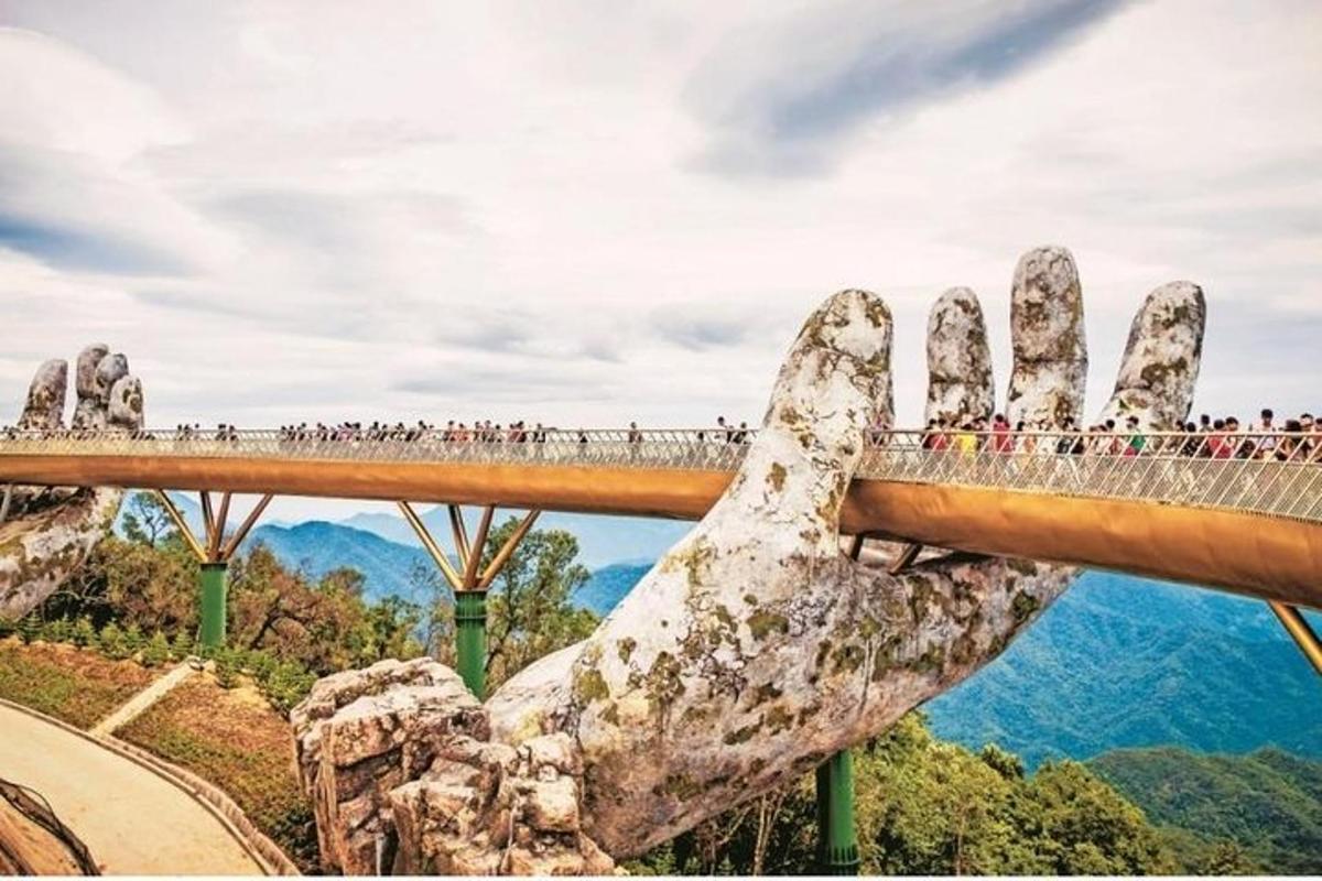 obrovská ruka držiaca most ponad horu