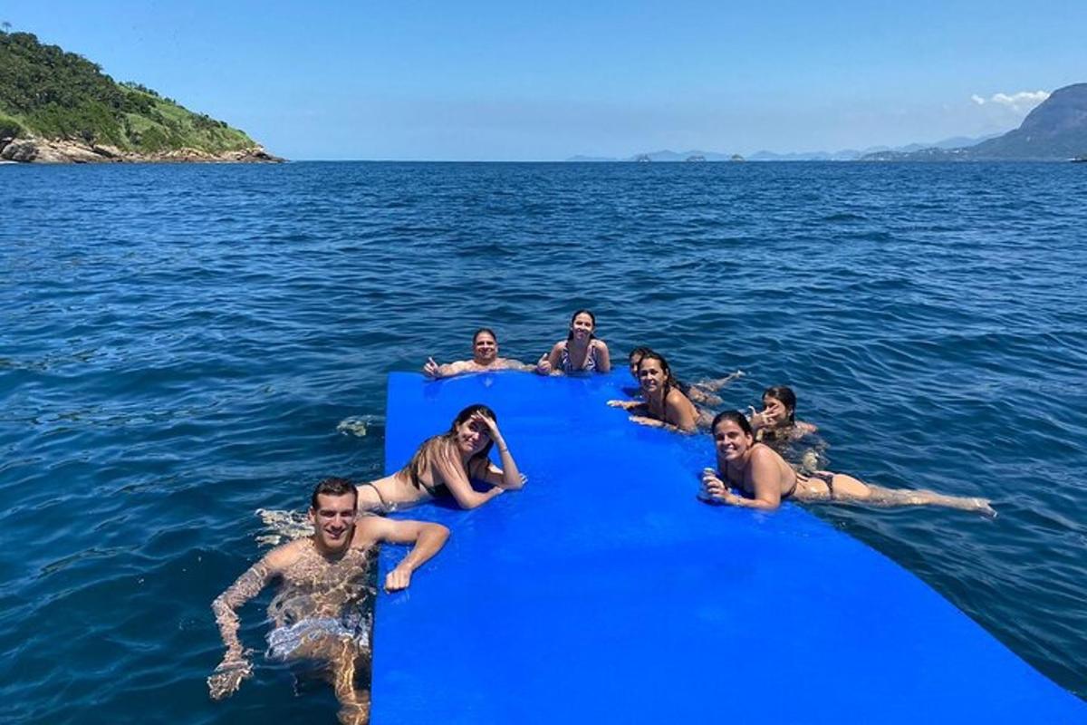grupp inimesi, kes lamavad sinisel tahvlil vees