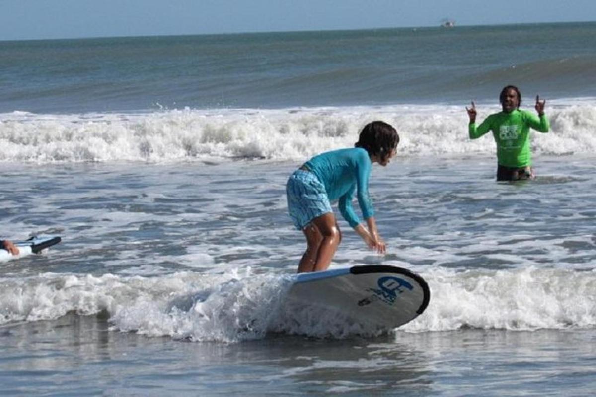 un bambino su una tavola da surf nell'oceano