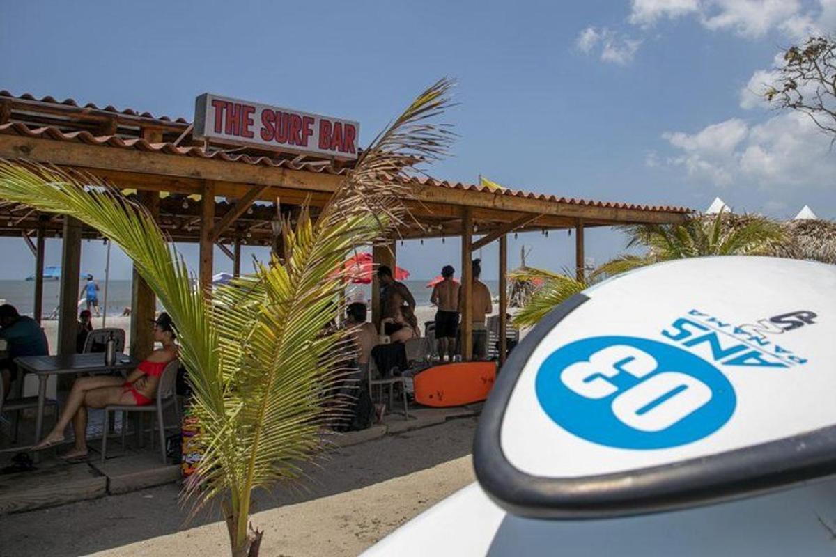 un'auto parcheggiata davanti a un bar sulla spiaggia