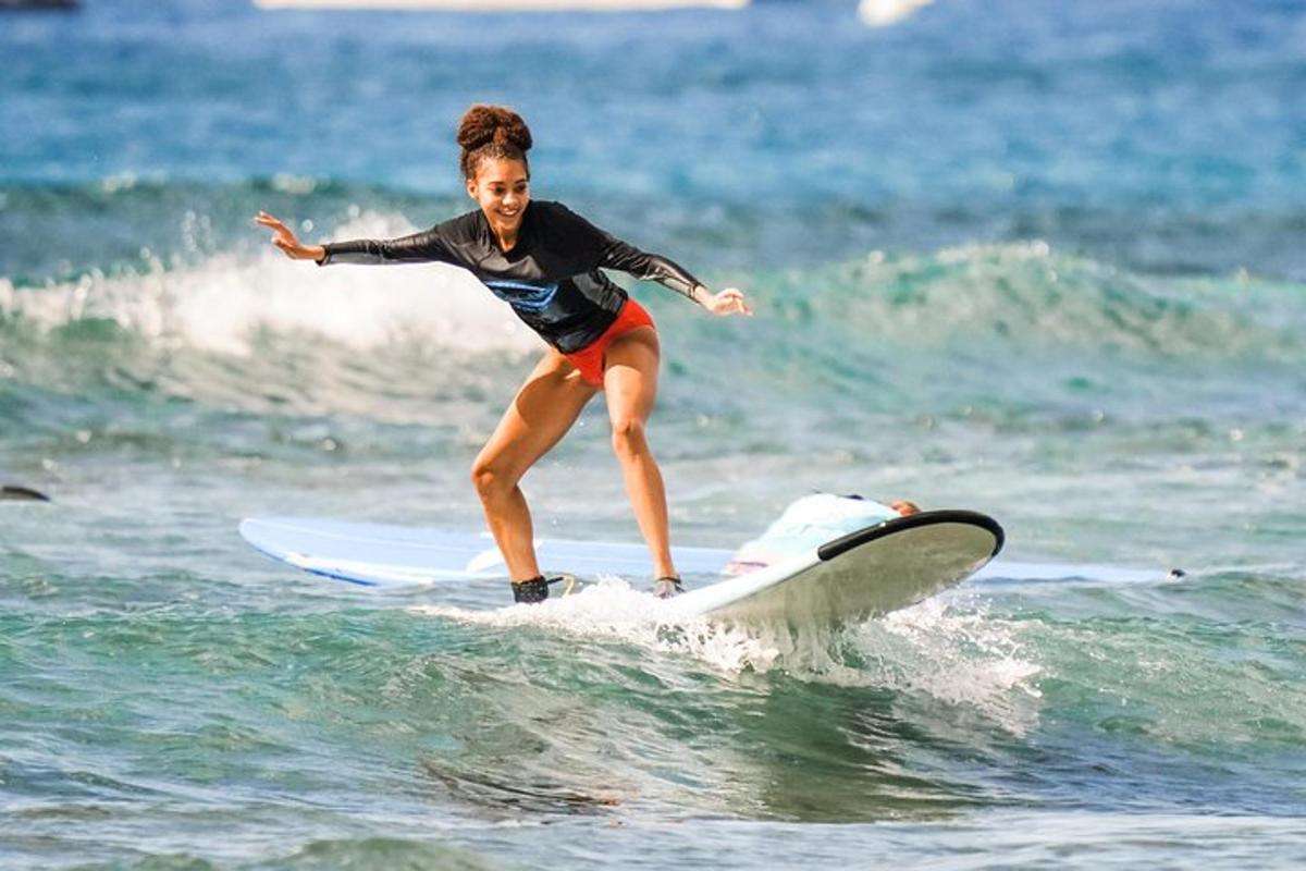 una donna che cavalca un'onda su una tavola da surf nell'oceano