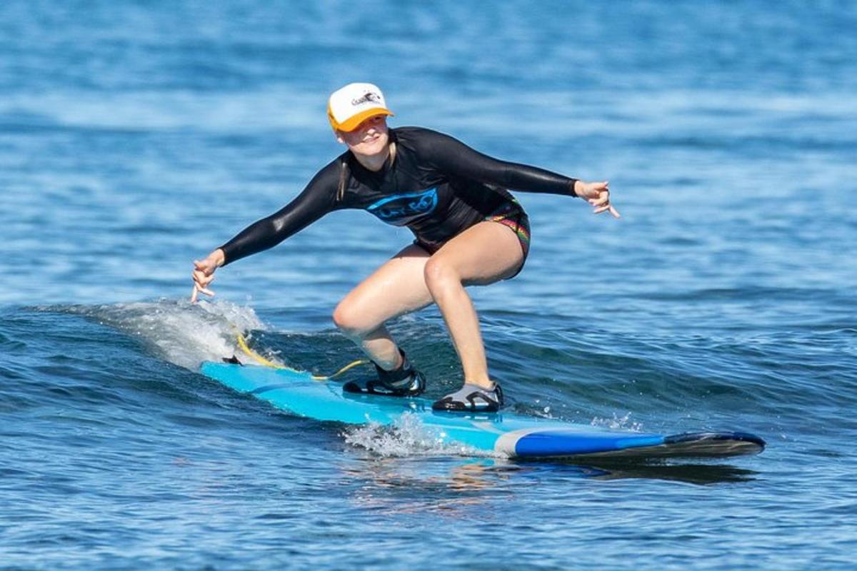 žena jedoucí na vlně na surfovém prkně ve vodě