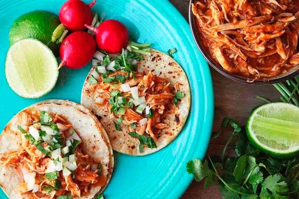 pinggan biru dengan dua taco dan semangkuk salsa