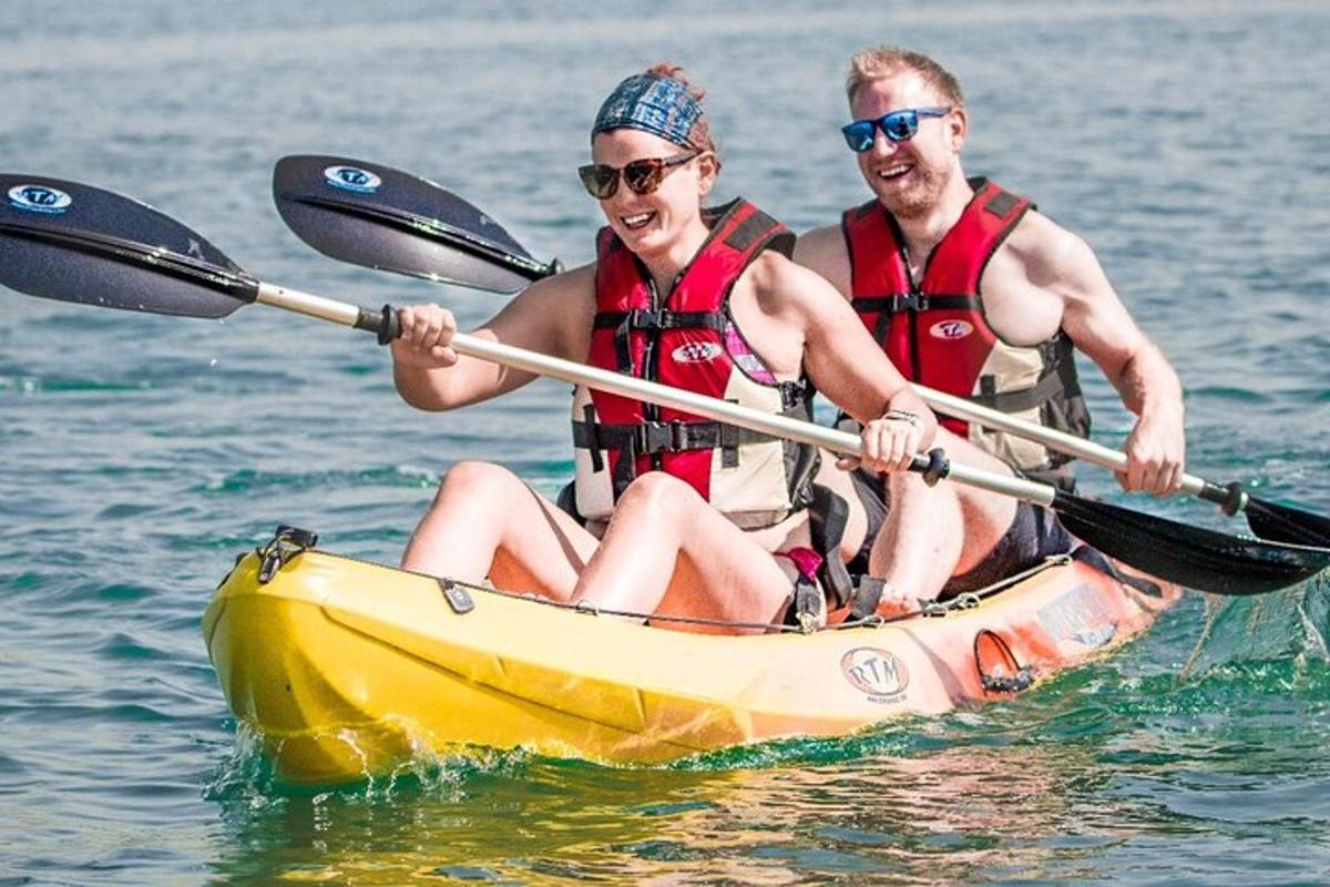 dos personas en un kayak en el agua