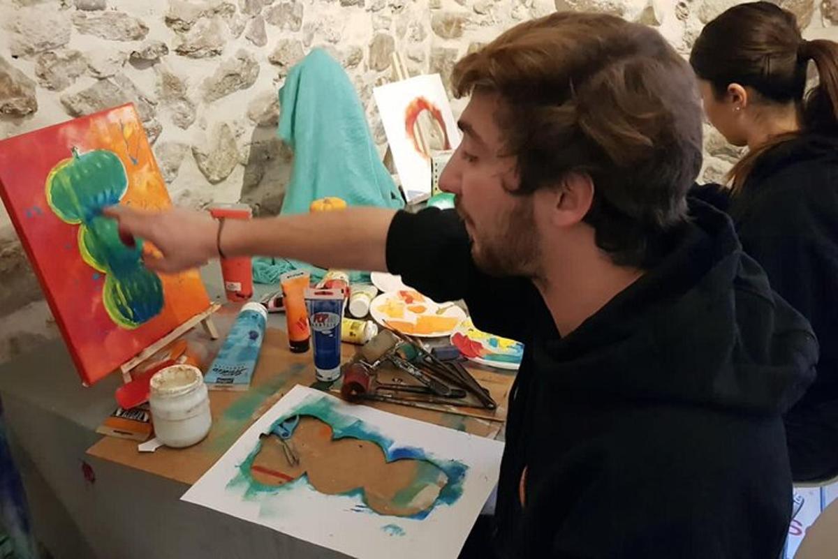 Ένας άντρας ζωγραφίζει έναν πίνακα σε έναν καμβά