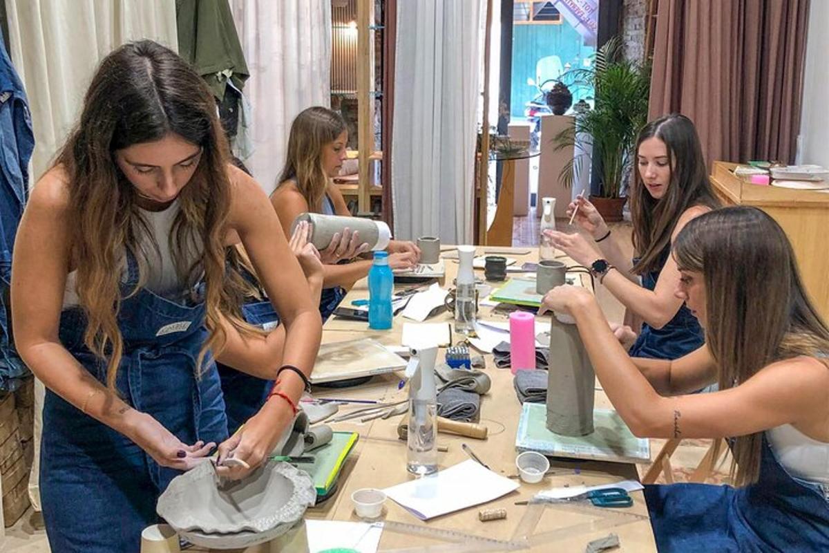 Un grupo de mujeres sentadas alrededor de una mesa haciendo manualidades.