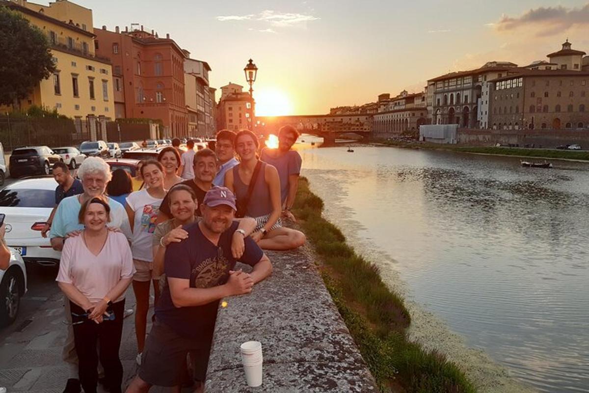 skupina lidí pózujících pro fotografii u řeky