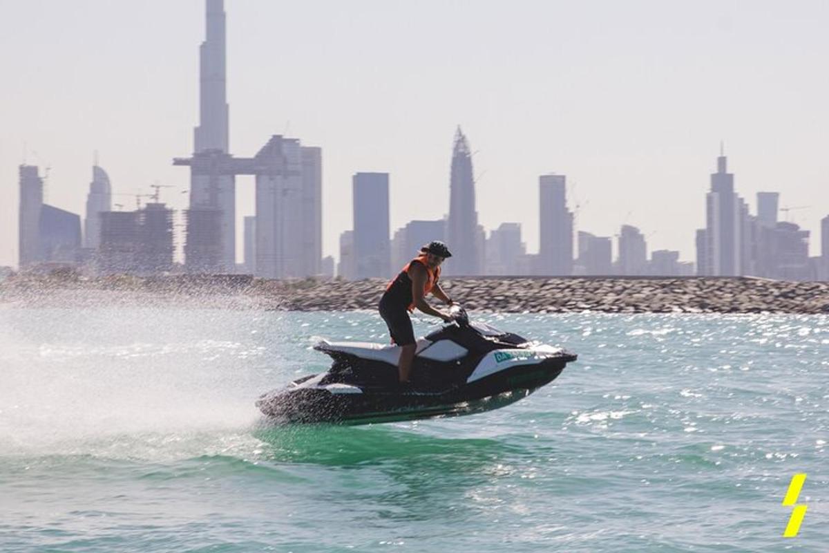 una persona che guida una moto d'acqua in acqua
