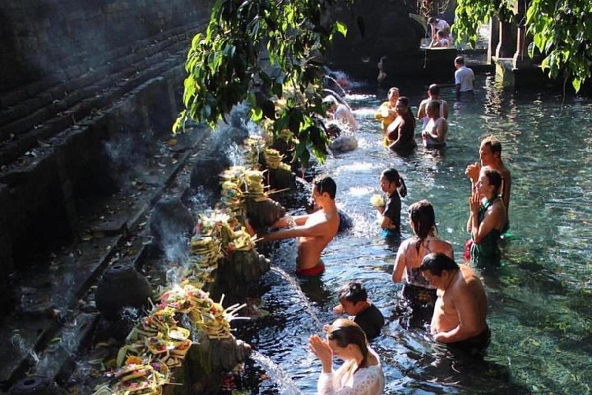 um grupo de pessoas tomando banho na água