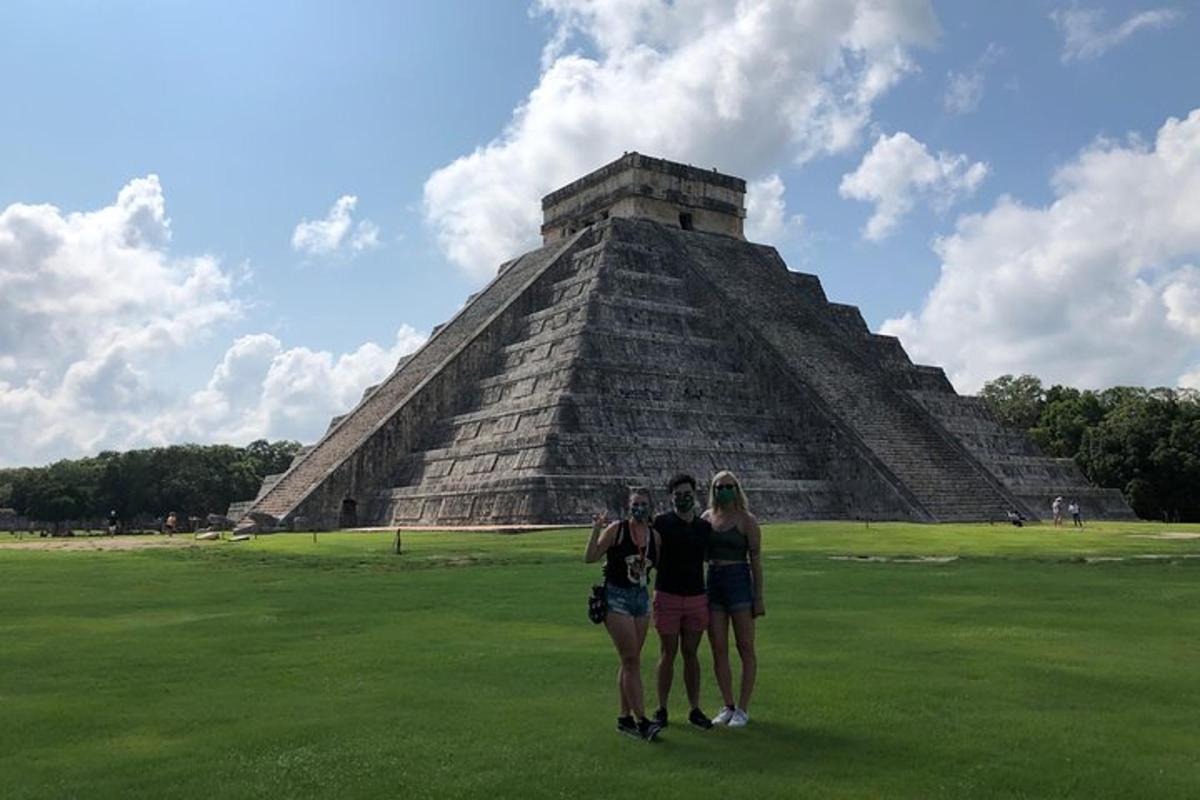 tre donne in piedi davanti a una piramide