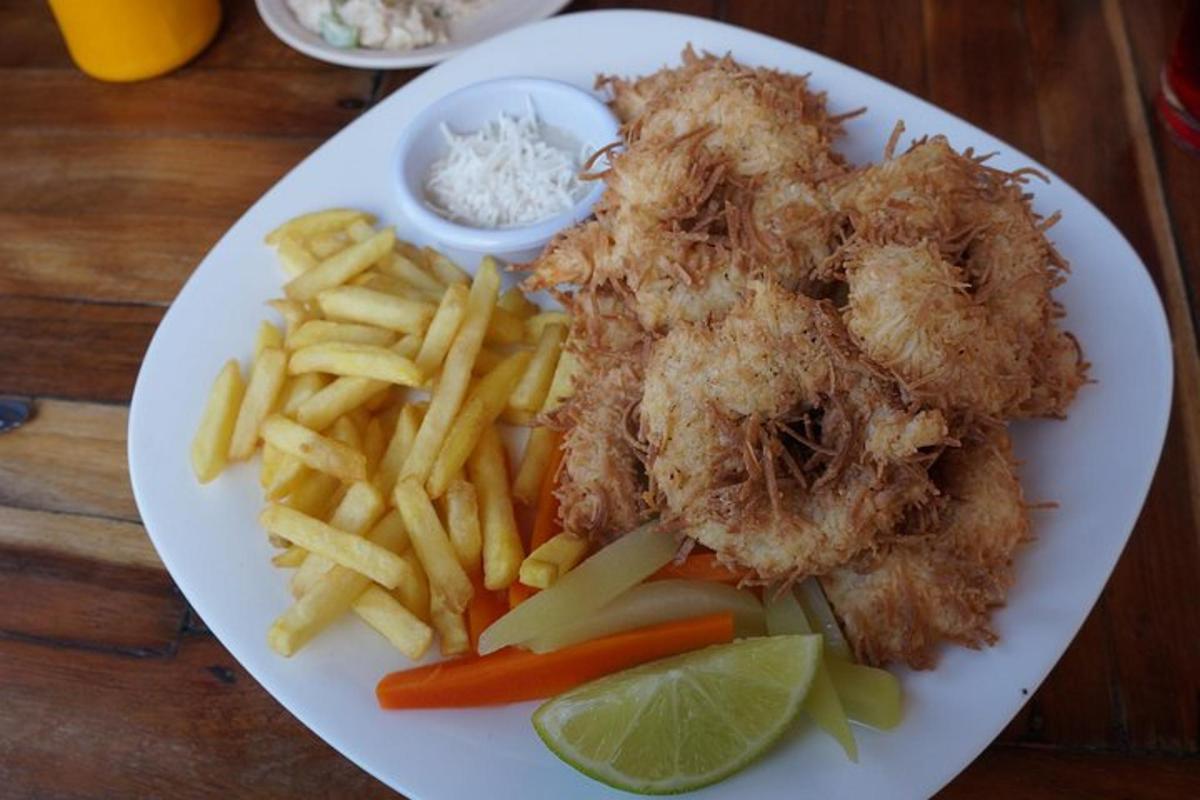 en tallerken mad med stegt kylling og pommes frites
