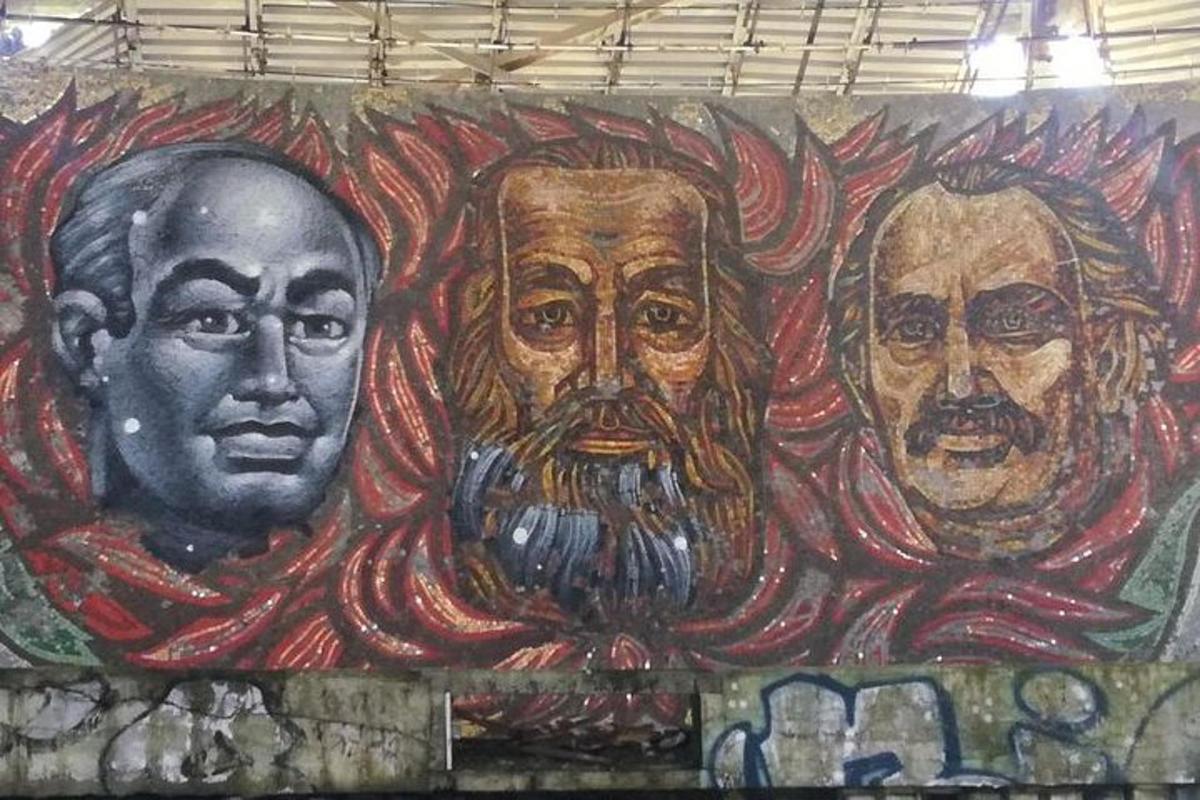 벽에 걸린 세 명의 대통령 그림