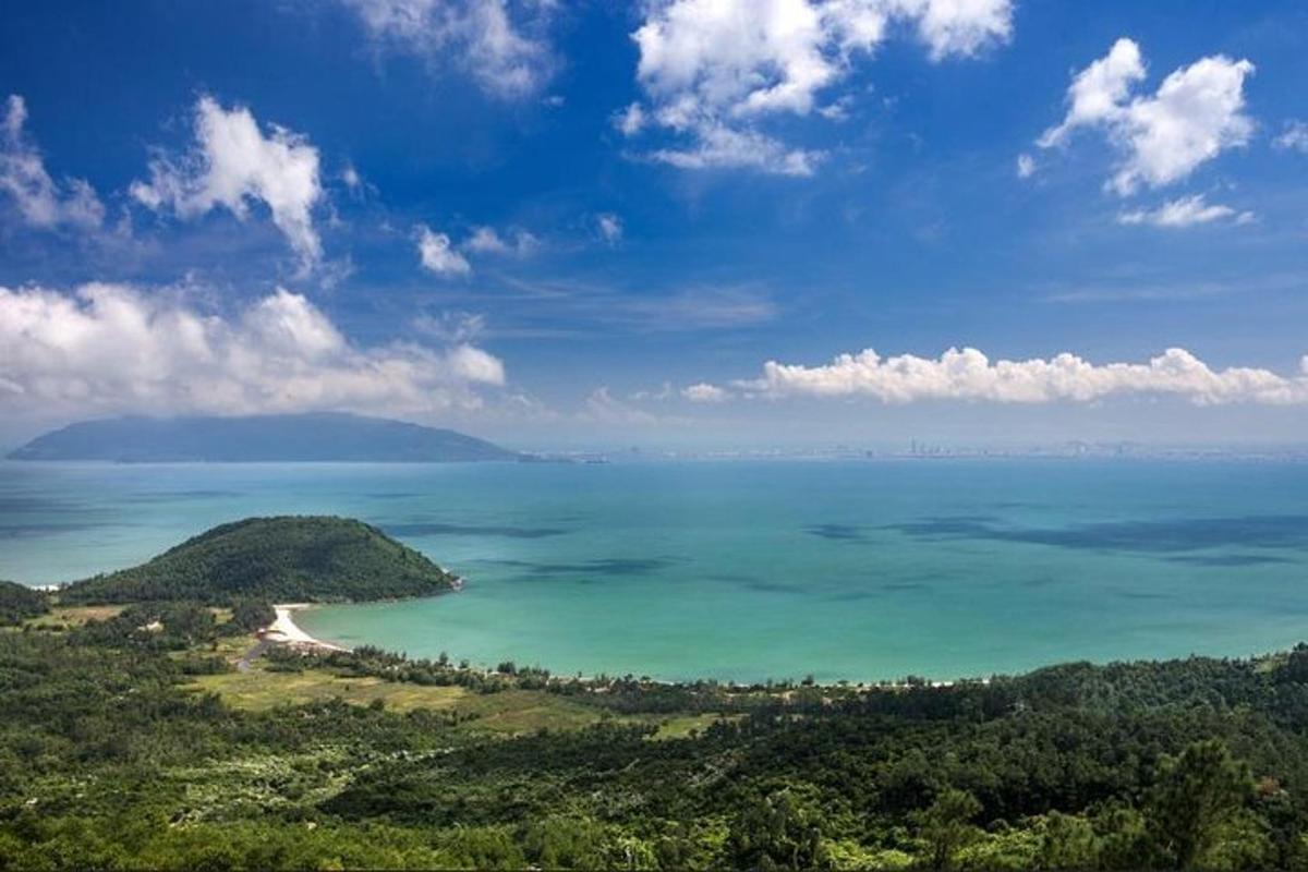 una vista aerea di una spiaggia e dell'oceano
