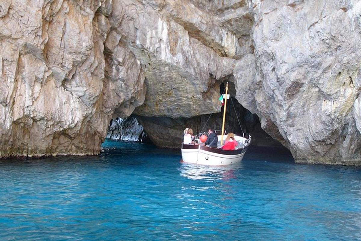 un gruppo di persone su una barca in una grotta
