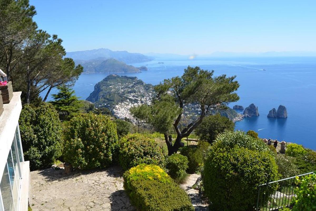una vista dell'oceano da una casa