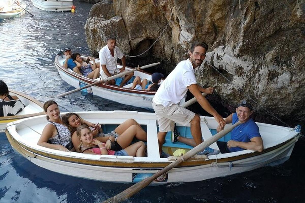 um grupo de pessoas em um barco na água